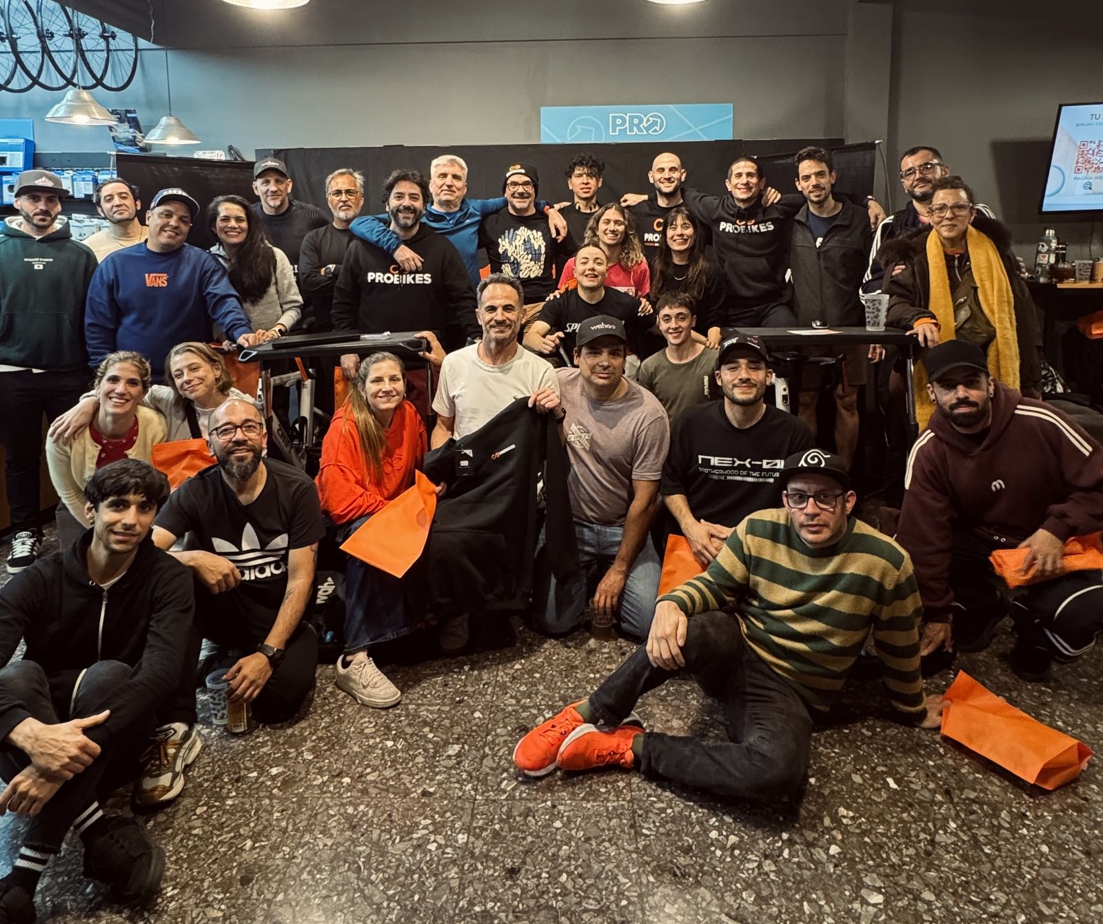 La comunidad de Probikes reunida en la tienda en la Wahoo Night