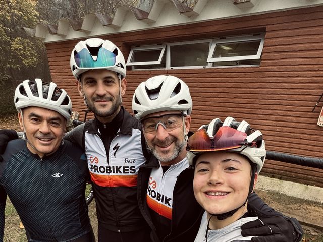 Cuatro ciclistas de Probikes con casco sacándose una selfie en una salida de Domingos de Caden