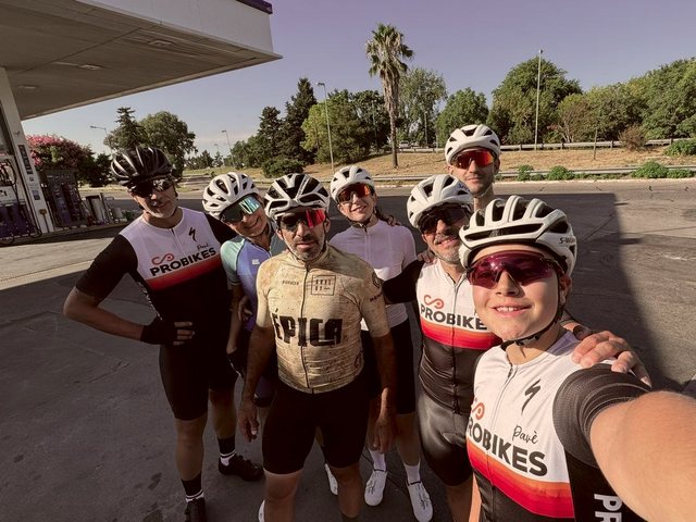 Un grupo de ciclistas de ruta con la ropa de Probikes antes de salir en el Social Ride