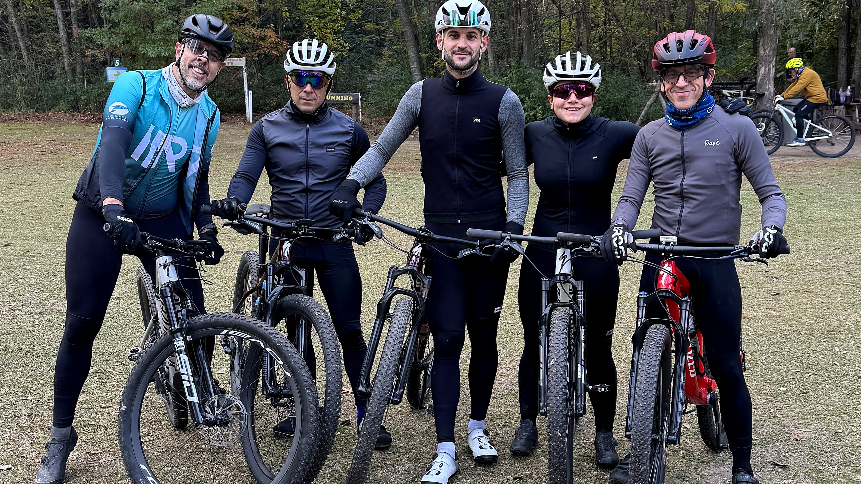 Cinco ciclistas de la comunidad Probikes con sus bicis en una salida de Domingos de Caden