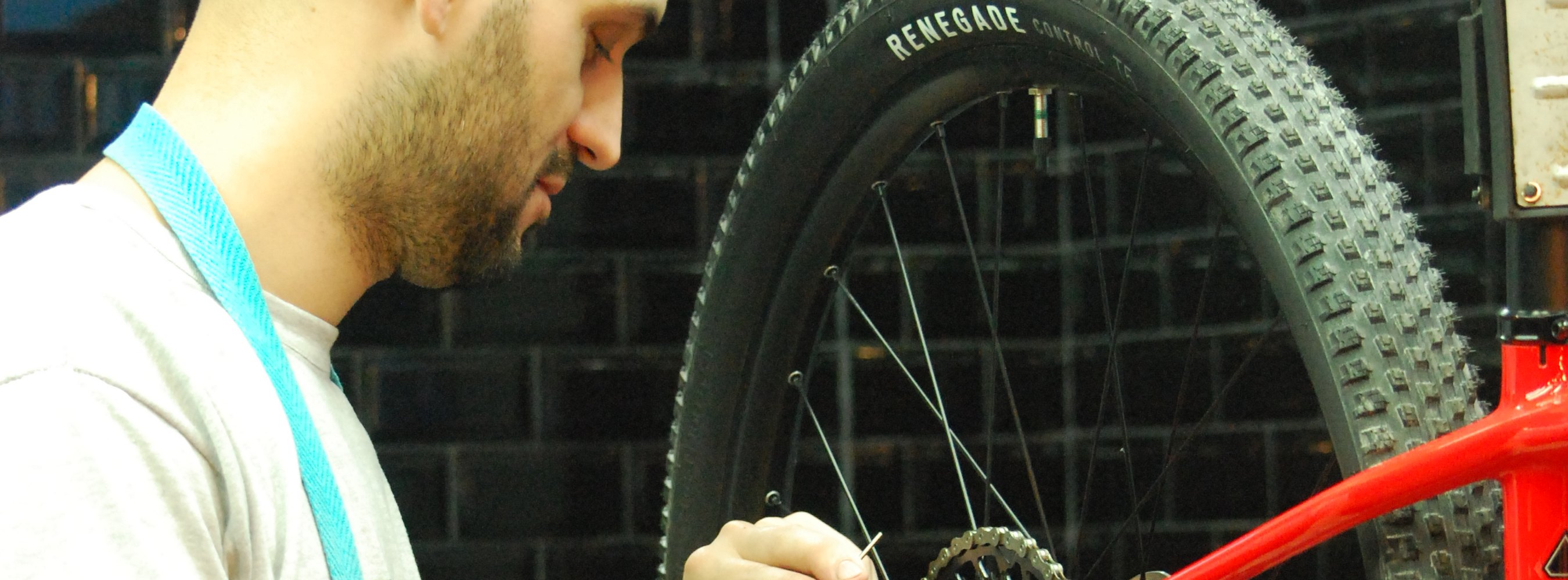 Un mecánico de Probikes trabajando en la rueda de una bici, en el taller