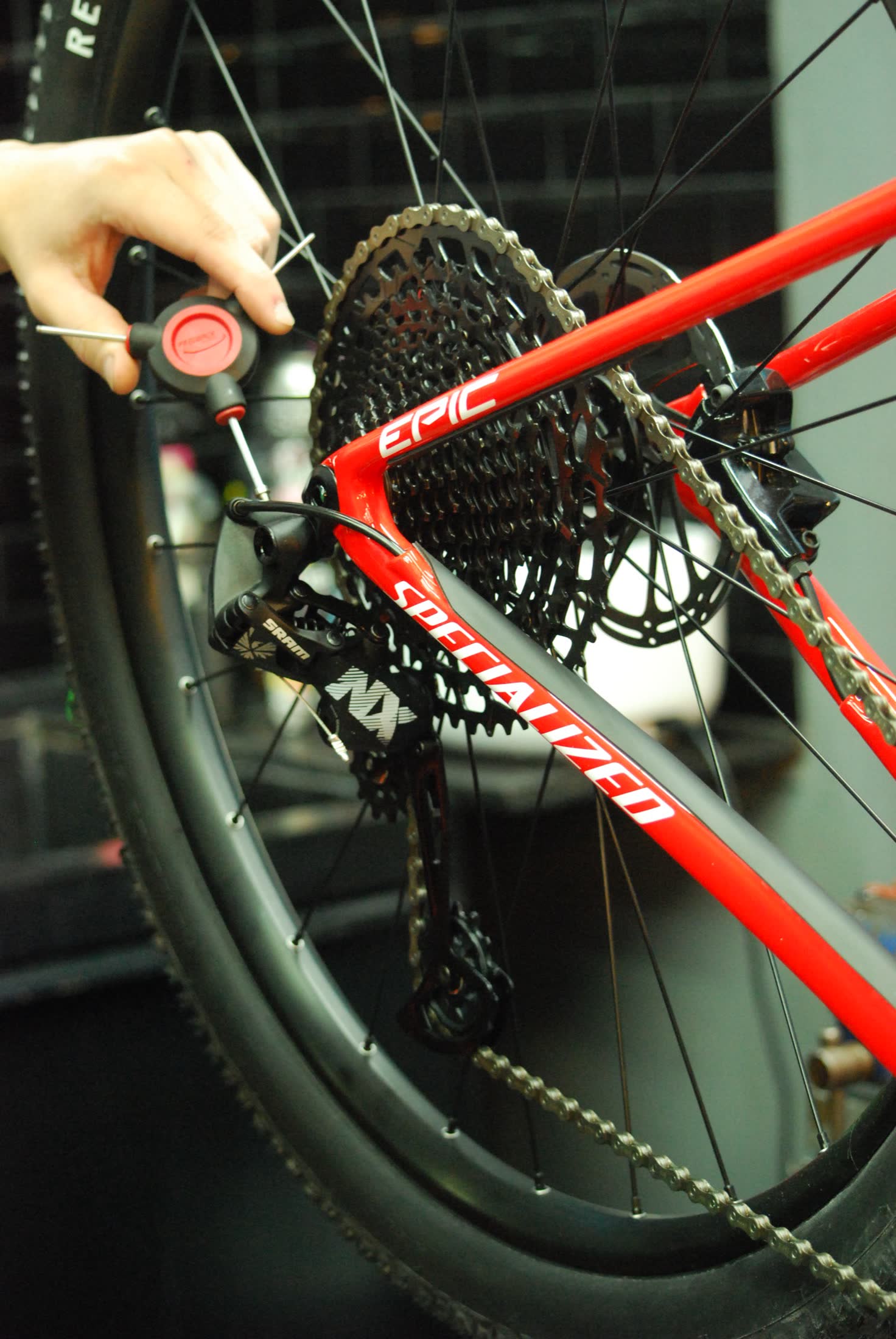 Mecánico de Probikes haciendo el service de una Specialized Epic de competición con transmisión SRAM